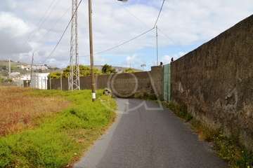 El Cubillo implora por la conexión a la red de saneamiento y el asfaltado de su acceso (Foto TA)